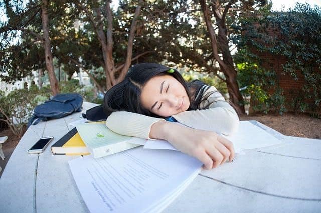 How to Avoid Feeling Sleepy While Studying
