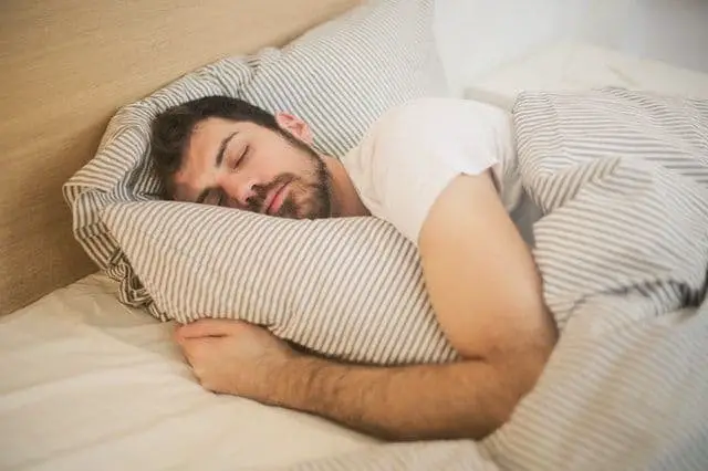 How to Sleep on Your Side With Broad Shoulders